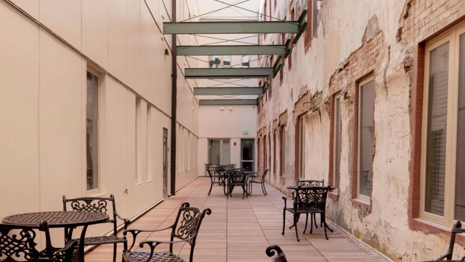 Landing At 99 Front - 2 Bedrooms In Downtown Apartment